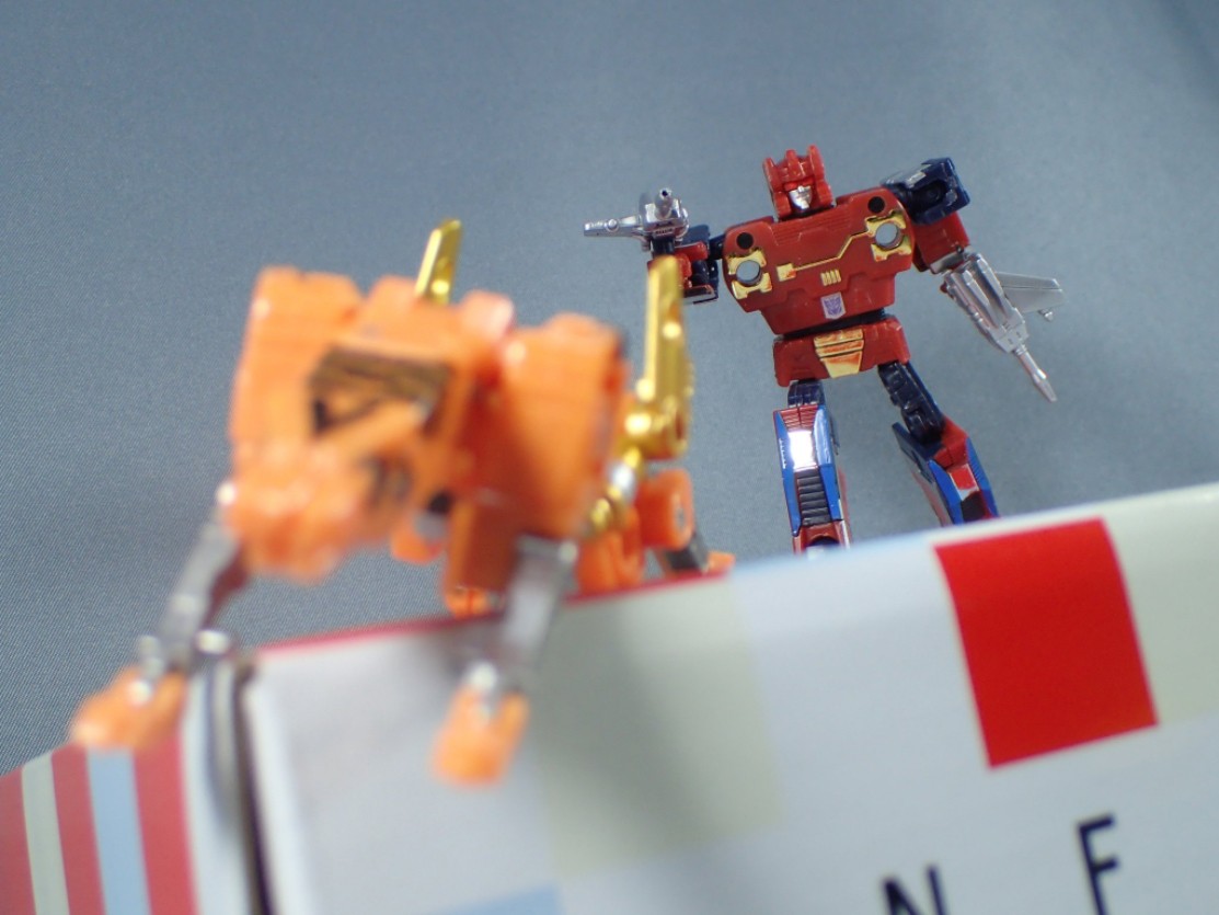 Transformers News: More in-hand and comparison images of MP-15/16-E Cassettebot vs Cassettetron Transformers News: More in-hand and comparison images of MP-15/16-E Cassettebot vs Cassettetron