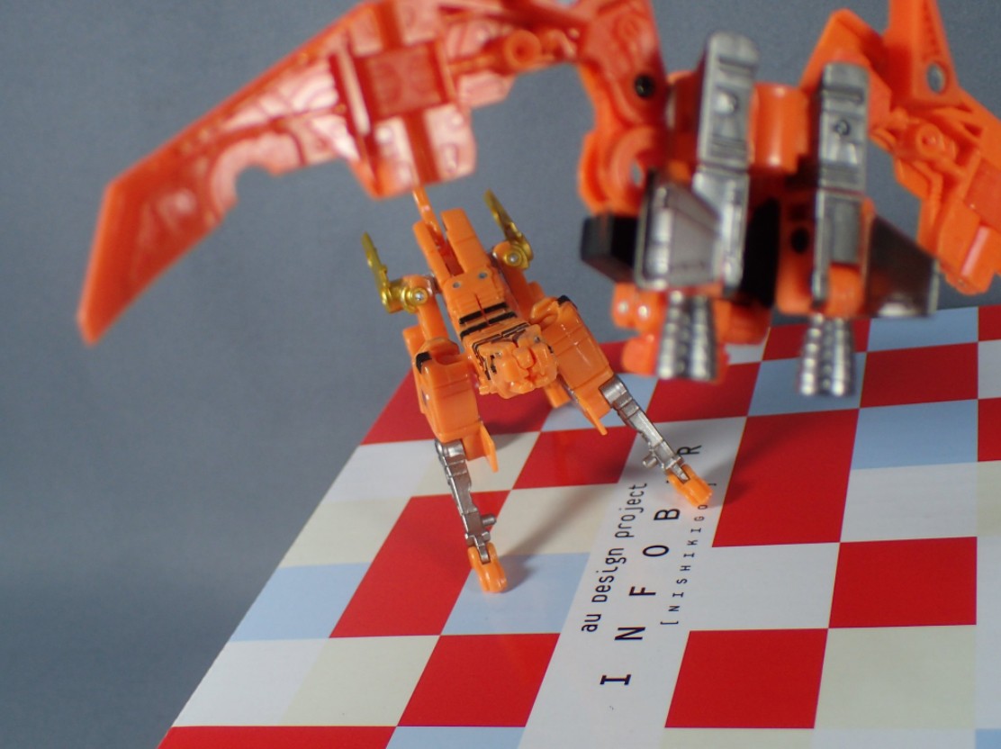 Transformers News: More in-hand and comparison images of MP-15/16-E Cassettebot vs Cassettetron Transformers News: More in-hand and comparison images of MP-15/16-E Cassettebot vs Cassettetron