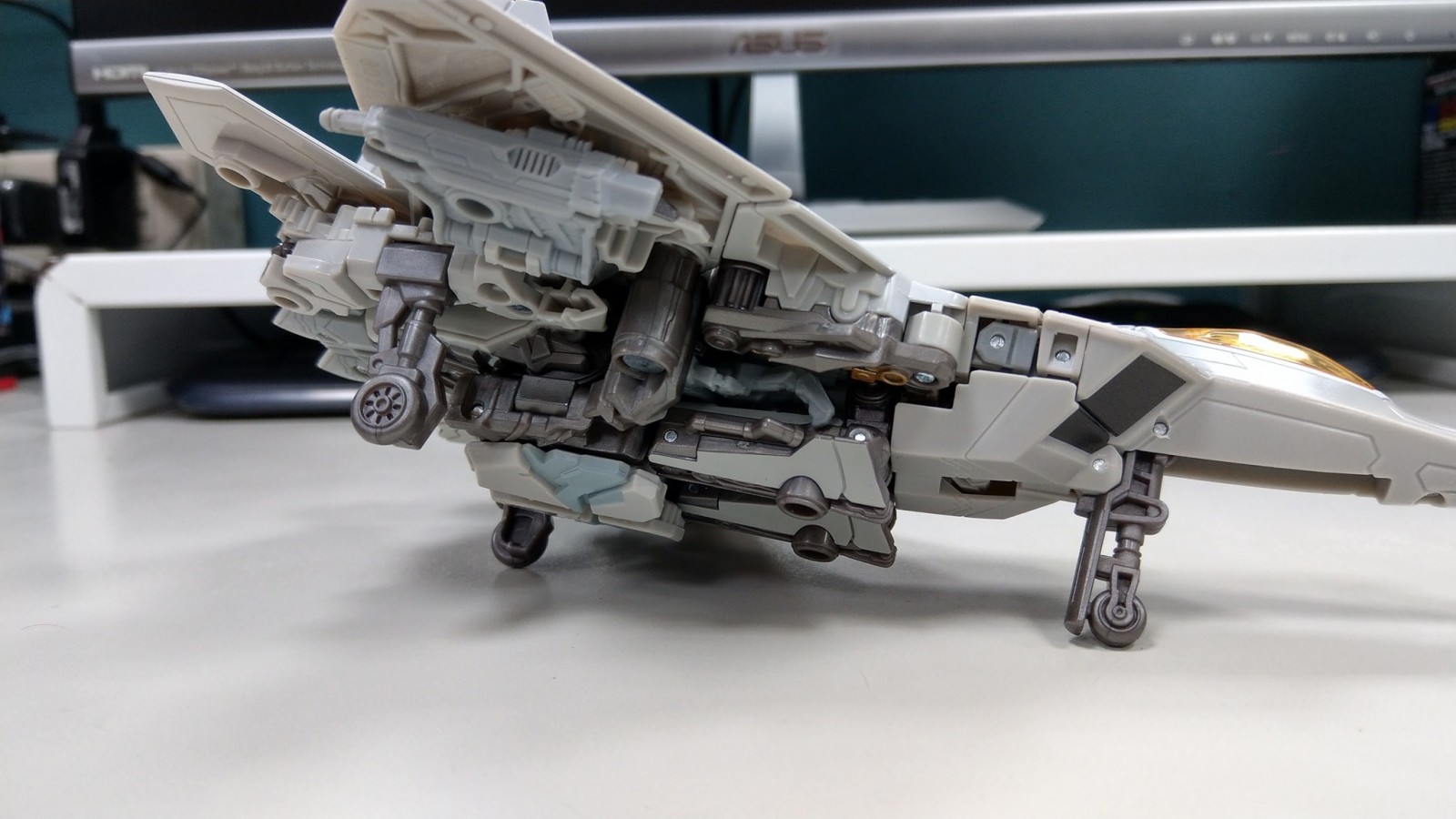 Transformers News: In-Hand Images of Transformers Studio Series 06 Starscream
