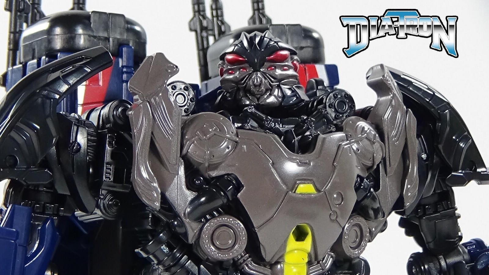 Transformers News: Video Review and Comparison of Transformers Studio Series 09 Thundercracker