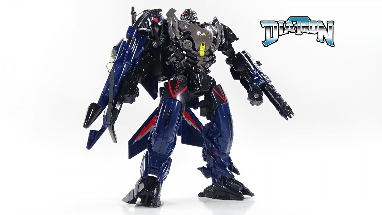 Transformers News: Video Review and Comparison of Transformers Studio Series 09 Thundercracker