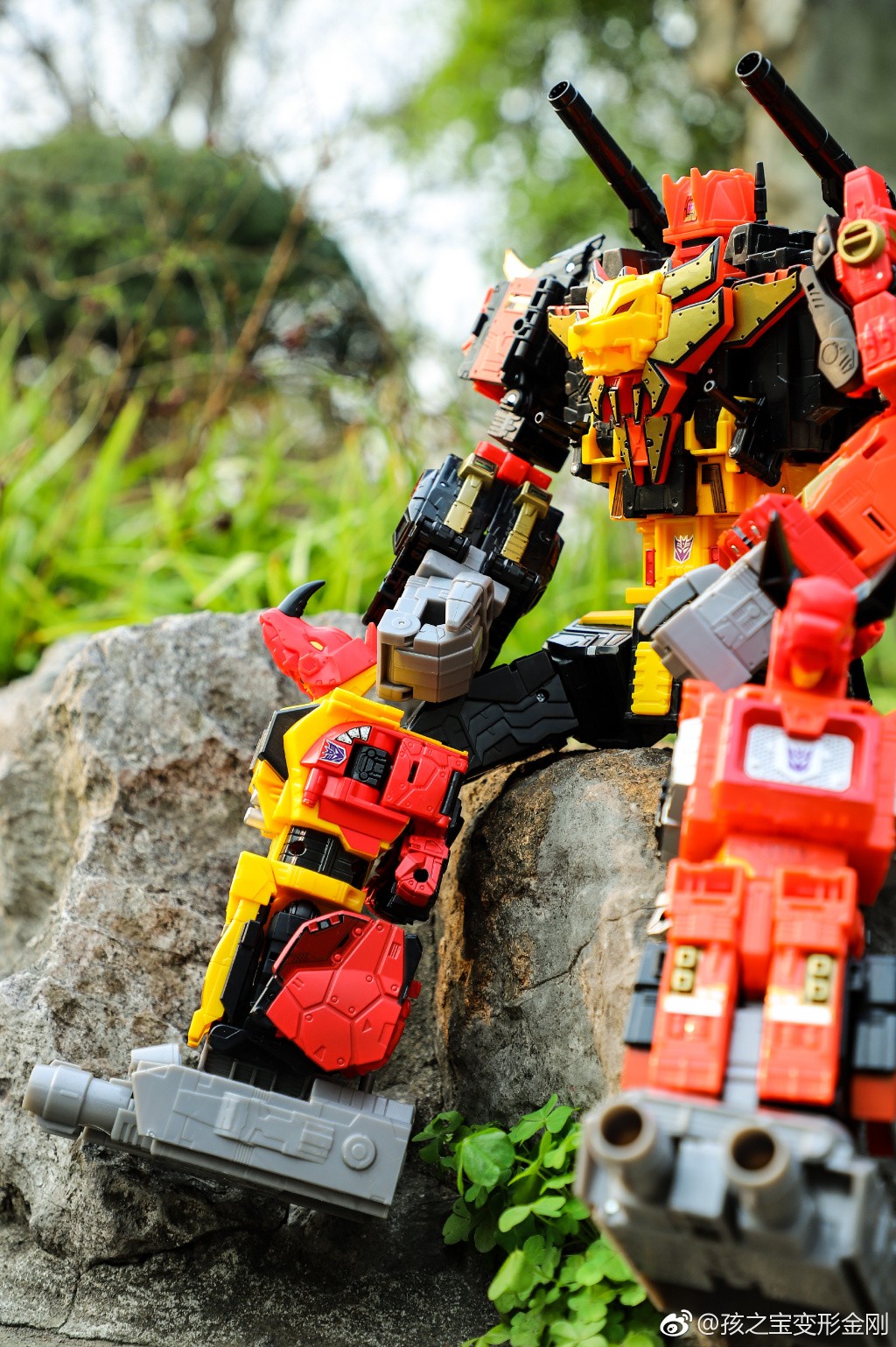 Transformers News: High Quality Images of Power of the Primes Predaking and Predacons