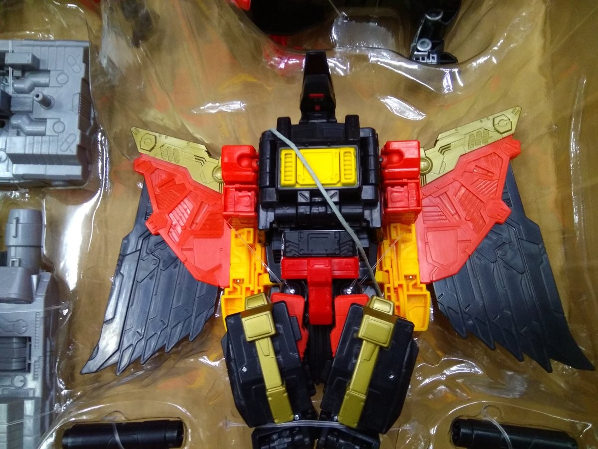 Transformers News: In-Hand Images of Transformers Power of the Primes Predaking