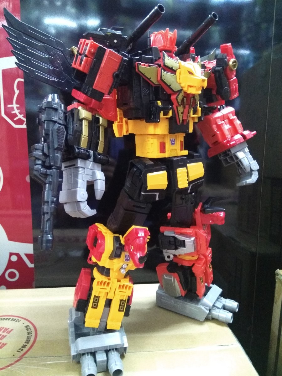 Transformers News: In-Hand Images of Transformers Power of the Primes Predaking