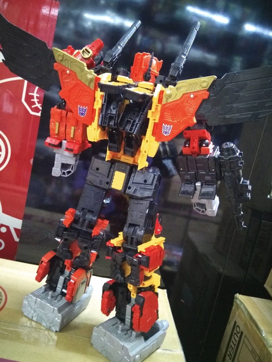 Transformers News: In-Hand Images of Transformers Power of the Primes Predaking