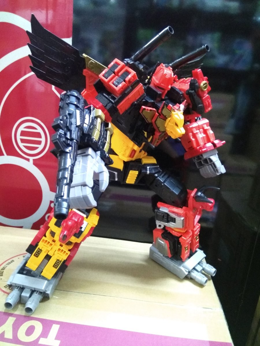 Transformers News: In-Hand Images of Transformers Power of the Primes Predaking