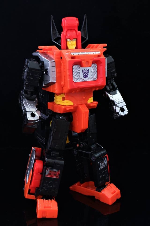 Transformers News: High Quality In Hand Images of Power of the Primes Predaking and Individual Predacons