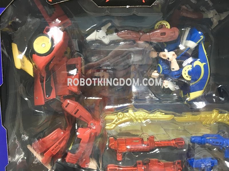 Transformers News: In-Package Images of Transformers X Street Fighter II Figures