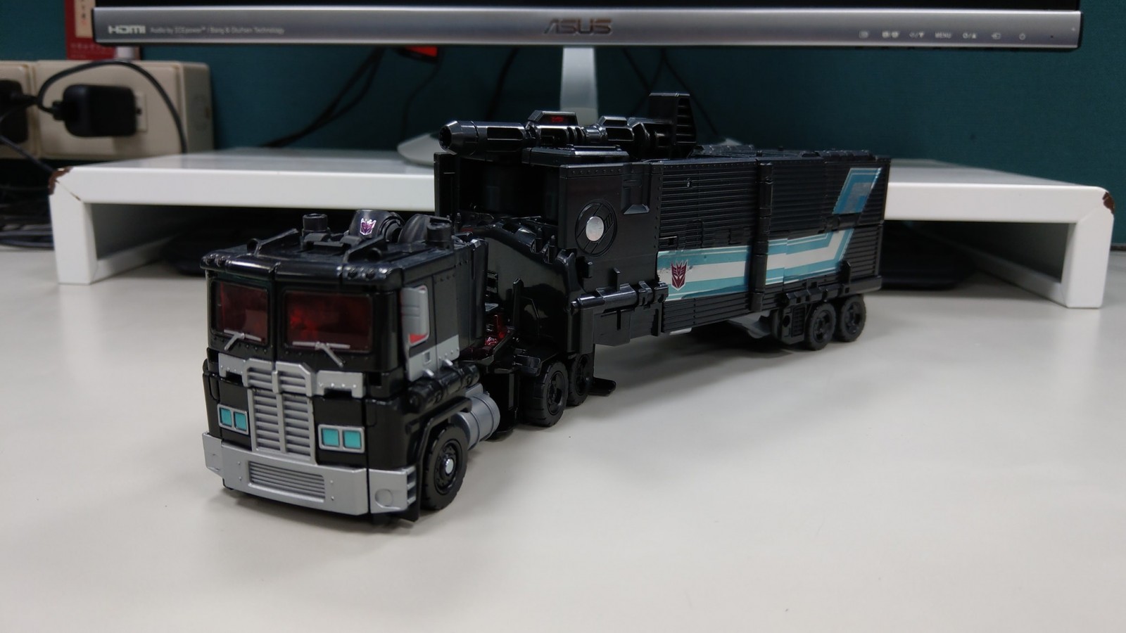 Transformers News: In Hand Images of Transformers Power of the Primes Amazon Exclusive Nemesis Prime