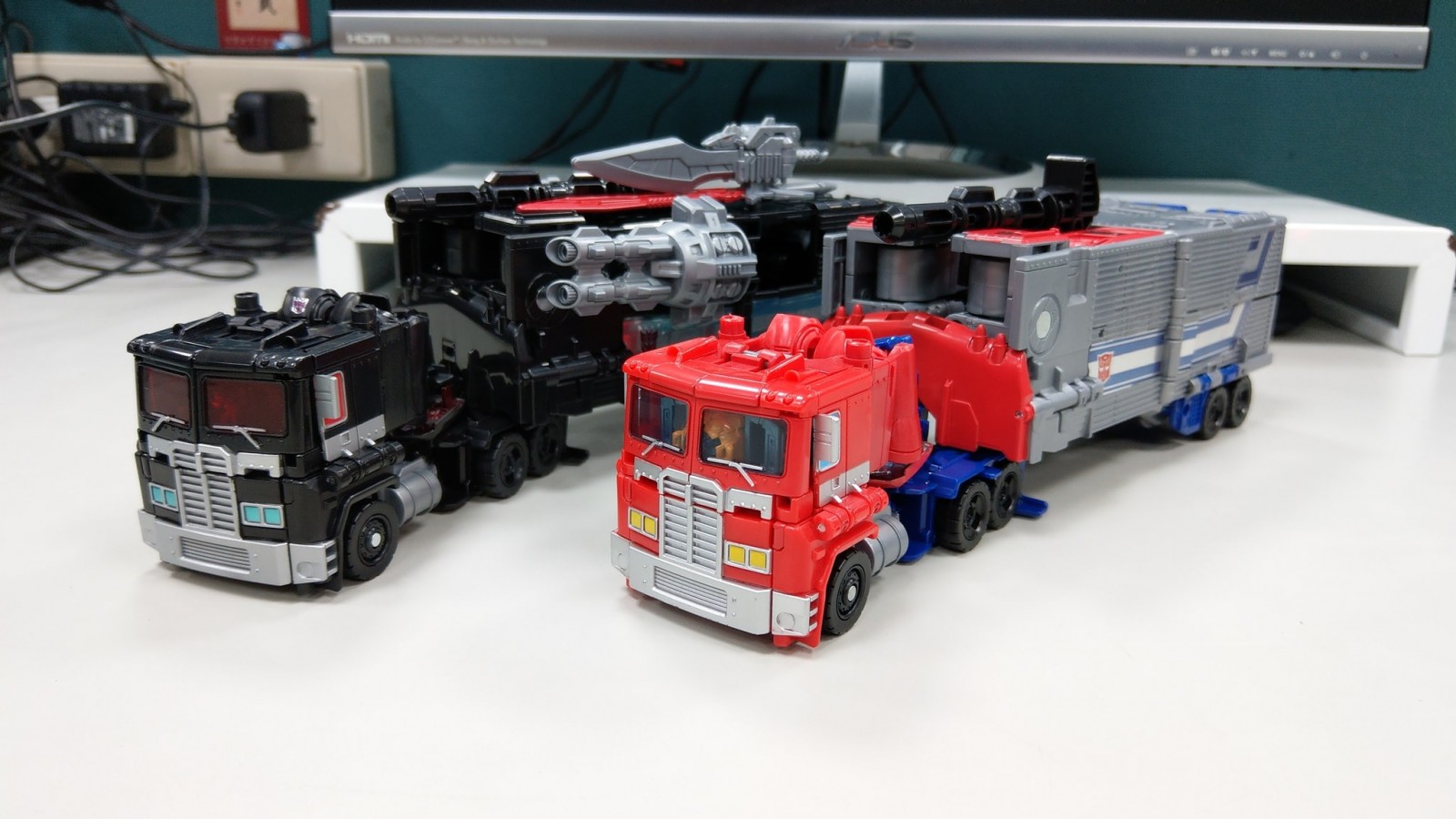 Transformers News: In Hand Images of Transformers Power of the Primes Amazon Exclusive Nemesis Prime