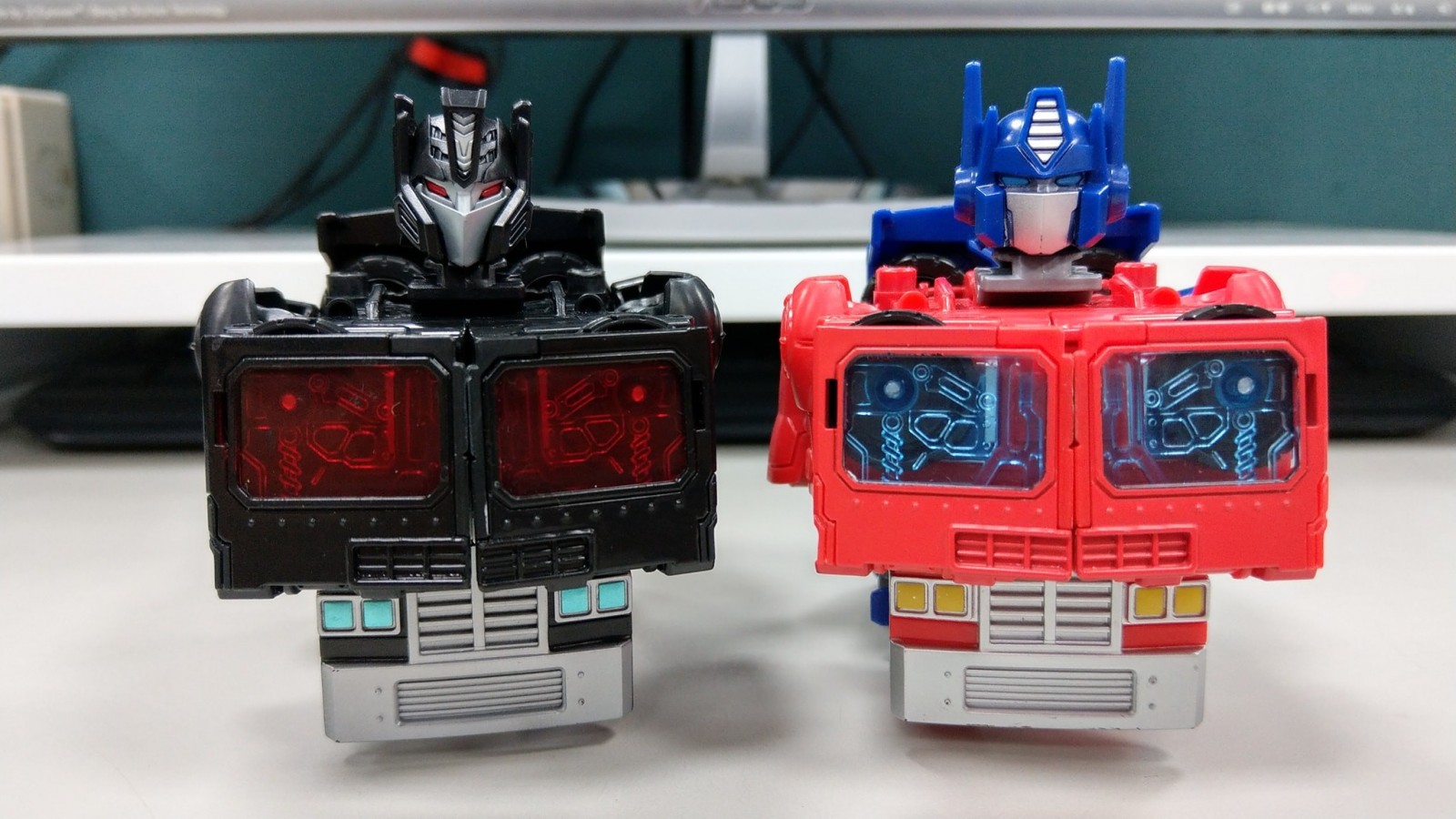 Transformers News: In Hand Images of Transformers Power of the Primes Amazon Exclusive Nemesis Prime