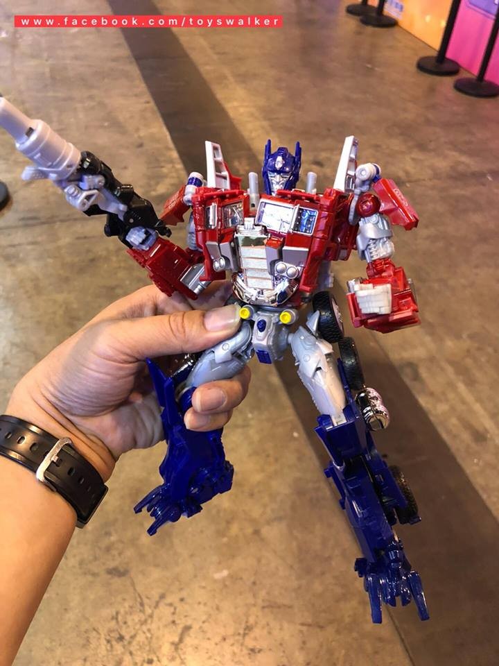 Transformers News: More Images of Bumblebee Movie Evasion Mode Optimus Prime Toy Show Major Differences from Previo Transformers News: More Images of Bumblebee Movie Evasion Mode Optimus Prime Toy Show Major Differences from Previo