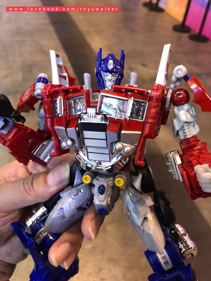 Transformers News: More Images of Bumblebee Movie Evasion Mode Optimus Prime Toy Show Major Differences from Previo Transformers News: More Images of Bumblebee Movie Evasion Mode Optimus Prime Toy Show Major Differences from Previo