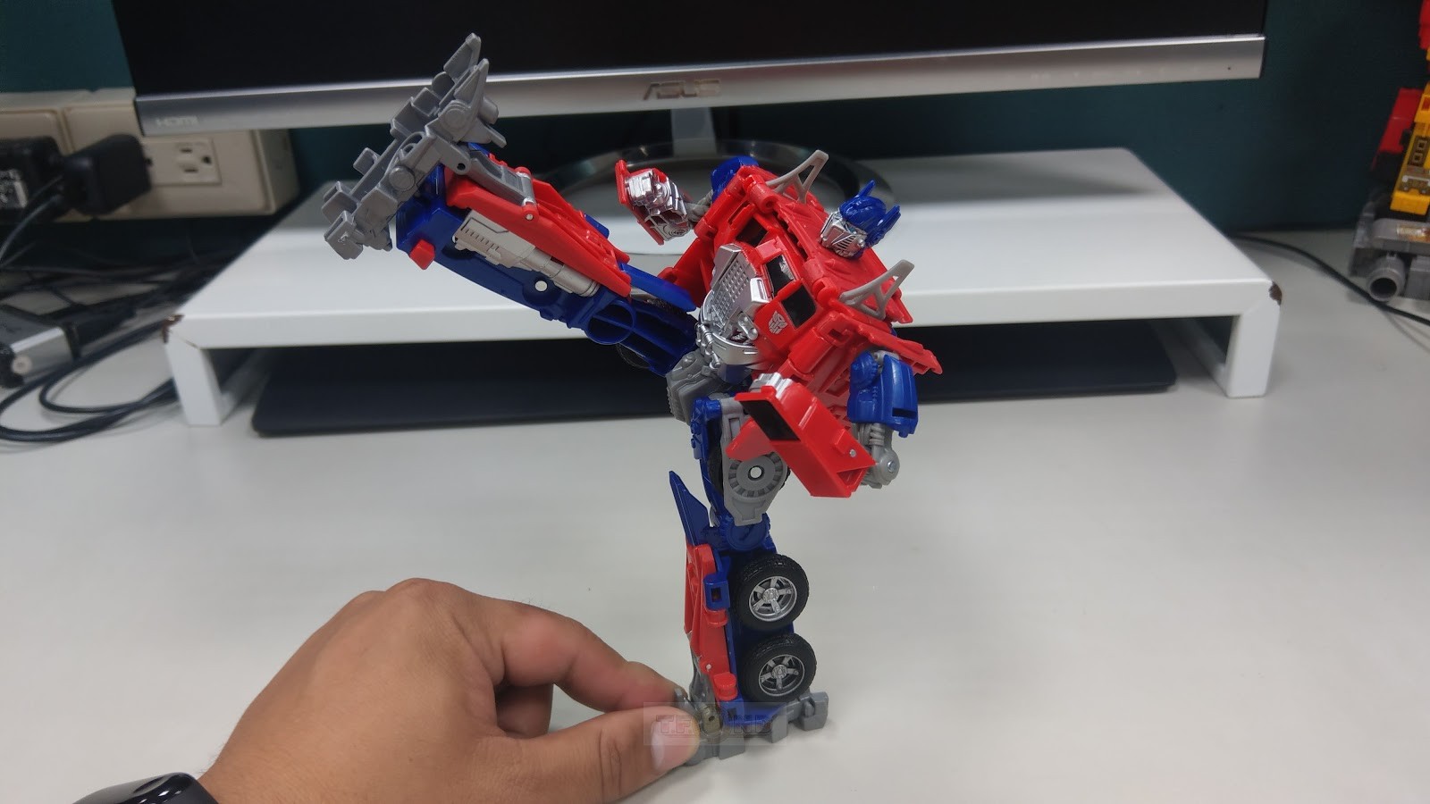 Transformers News: Transformers: Bumblebee Energon Igniters Nitro Series In-Hand Pictures and Demo Videos Transformers News: Transformers: Bumblebee Energon Igniters Nitro Series In-Hand Pictures and Demo Videos