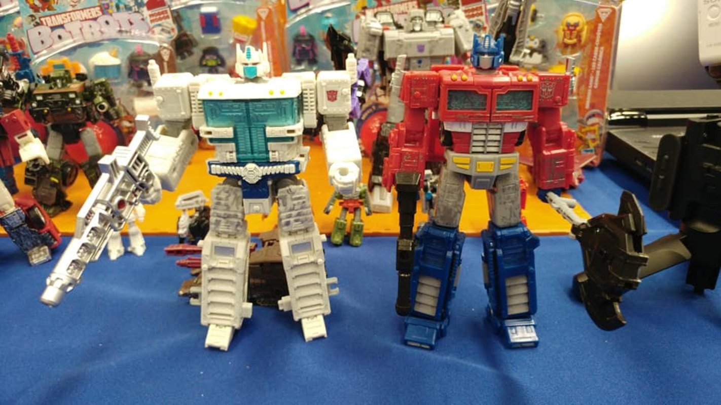 Transformers News: Siege Leader Class Optimus Prime Possibly Leaked by IDW + Specialized Siege Display found in Stores Transformers News: Siege Leader Class Optimus Prime Possibly Leaked by IDW + Specialized Siege Display found in Stores