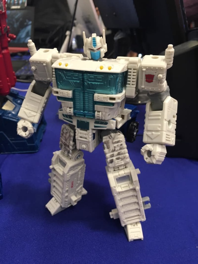 Transformers News: New In-hand Images of Transformers War for Cybertron: Siege Leader Class Ultra Magnus and Shockwave
