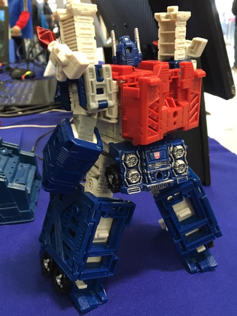 Transformers News: New In-hand Images of Transformers War for Cybertron: Siege Leader Class Ultra Magnus and Shockwave