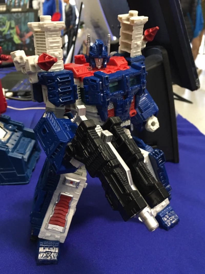 Transformers News: New In-hand Images of Transformers War for Cybertron: Siege Leader Class Ultra Magnus and Shockwave
