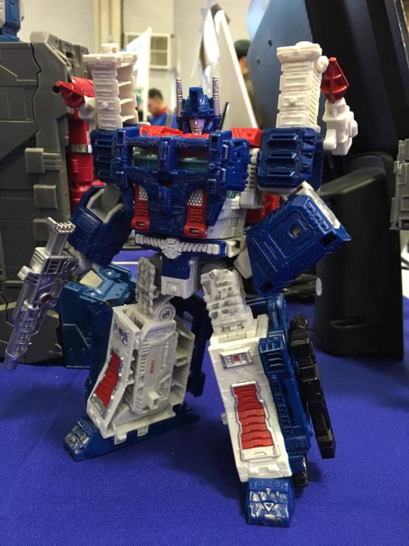 Transformers News: New In-hand Images of Transformers War for Cybertron: Siege Leader Class Ultra Magnus and Shockwave