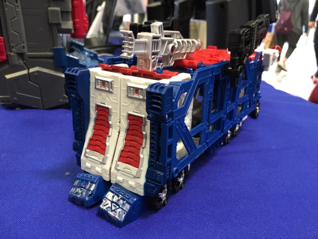 Transformers News: New In-hand Images of Transformers War for Cybertron: Siege Leader Class Ultra Magnus and Shockwave