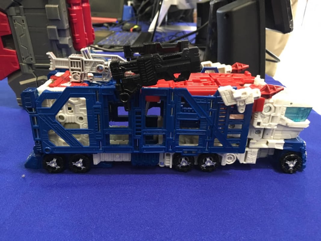 Transformers News: New In-hand Images of Transformers War for Cybertron: Siege Leader Class Ultra Magnus and Shockwave