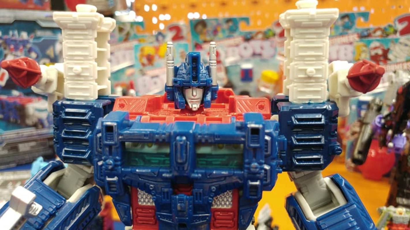 Transformers News: New In-hand Images of Transformers War for Cybertron: Siege Leader Class Ultra Magnus and Shockwave
