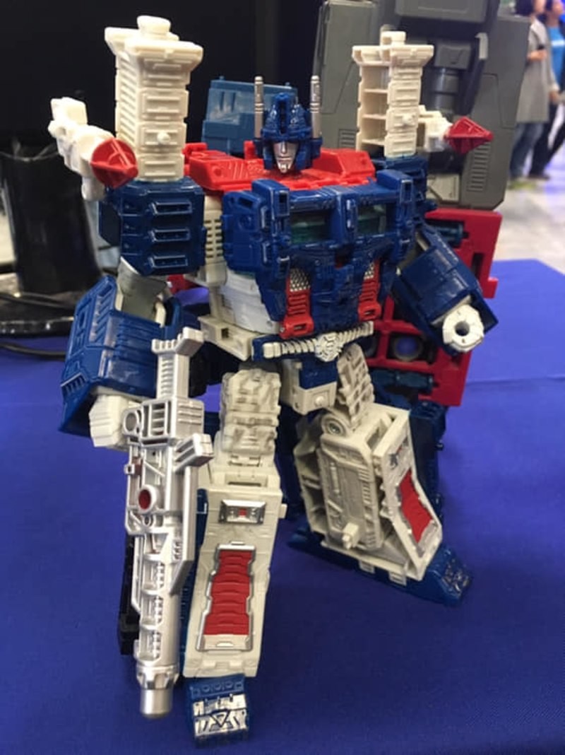 Transformers News: New In-hand Images of Transformers War for Cybertron: Siege Leader Class Ultra Magnus and Shockwave