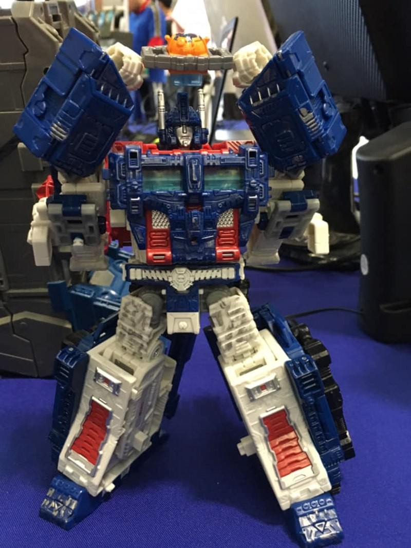 Transformers News: New In-hand Images of Transformers War for Cybertron: Siege Leader Class Ultra Magnus and Shockwave