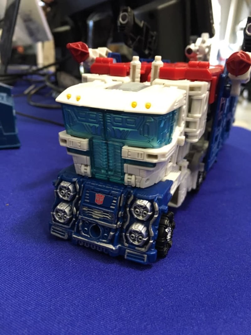 Transformers News: New In-hand Images of Transformers War for Cybertron: Siege Leader Class Ultra Magnus and Shockwave