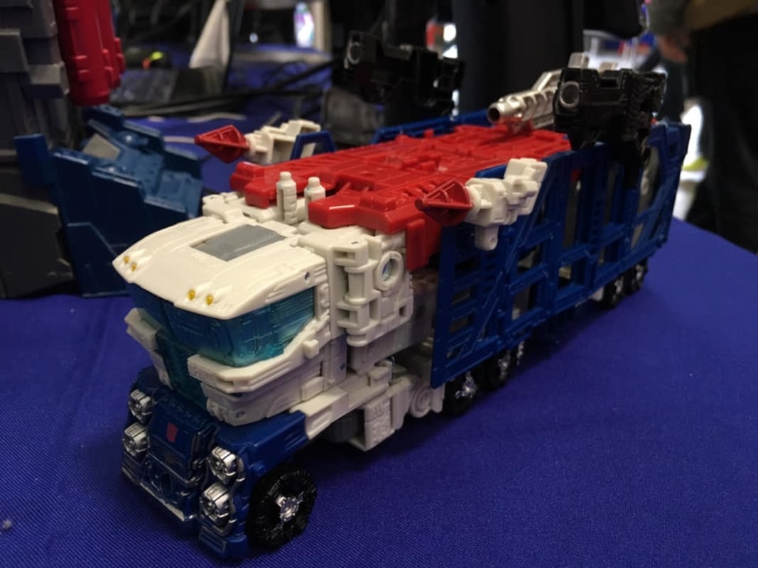 Transformers News: New In-hand Images of Transformers War for Cybertron: Siege Leader Class Ultra Magnus and Shockwave