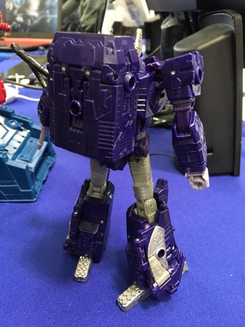 Transformers News: New In-hand Images of Transformers War for Cybertron: Siege Leader Class Ultra Magnus and Shockwave