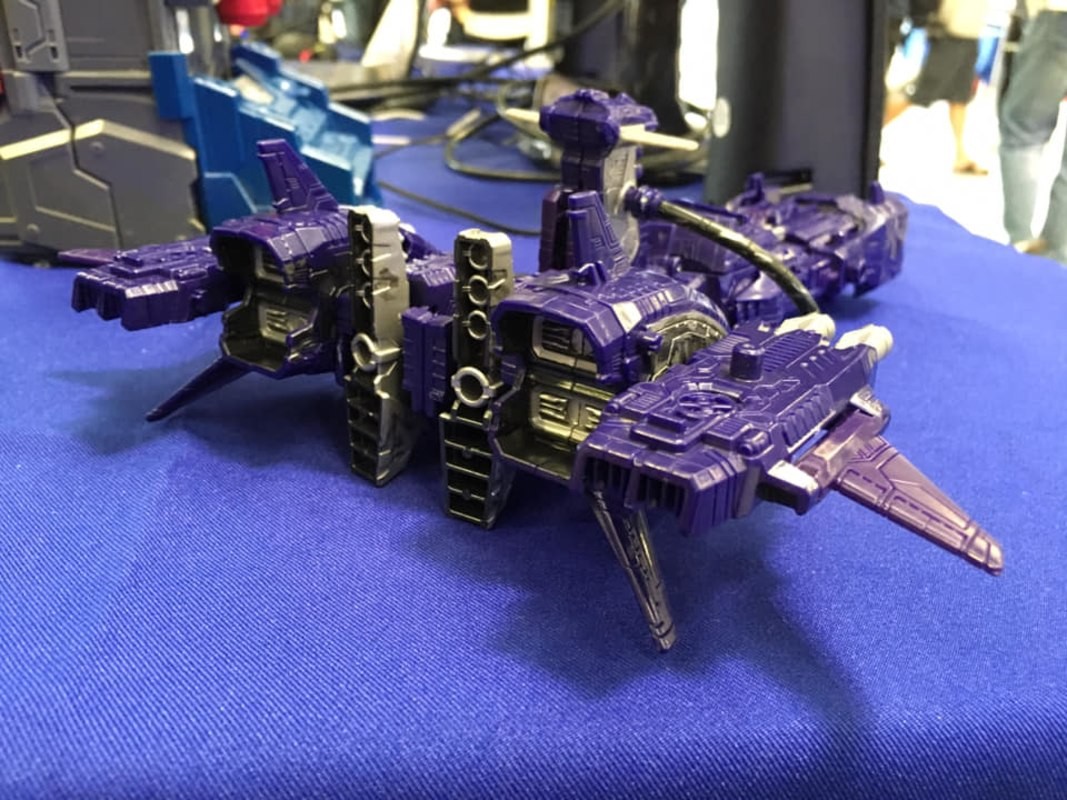Transformers News: New In-hand Images of Transformers War for Cybertron: Siege Leader Class Ultra Magnus and Shockwave