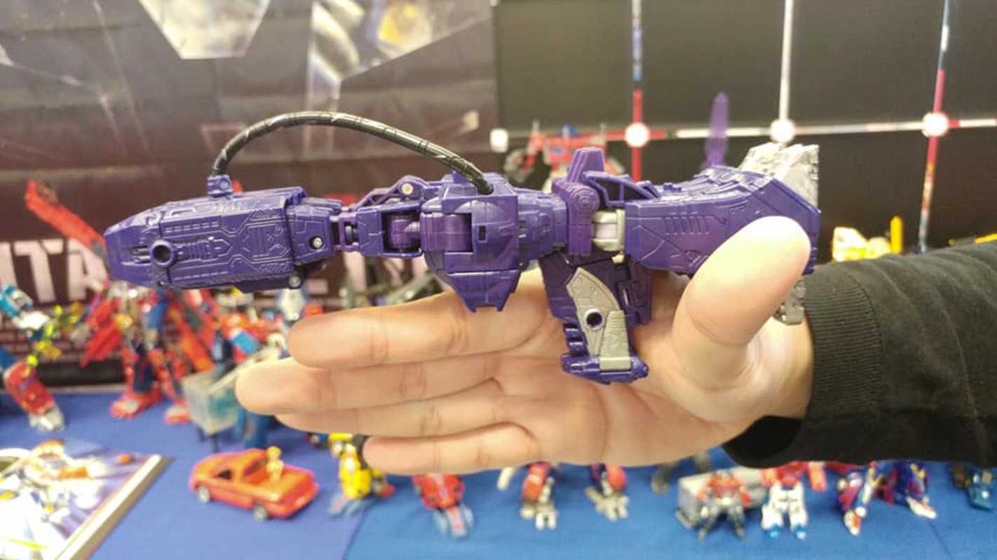Transformers News: New In-hand Images of Transformers War for Cybertron: Siege Leader Class Ultra Magnus and Shockwave
