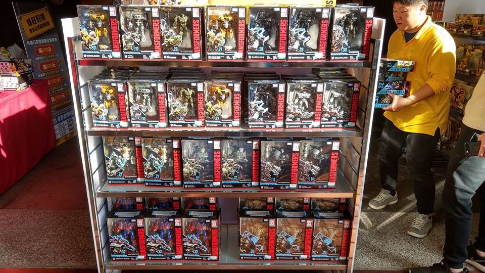 Transformers News: Studio Series News Roundup with New Sightings and Reviews + In Hand Images of Rampage and