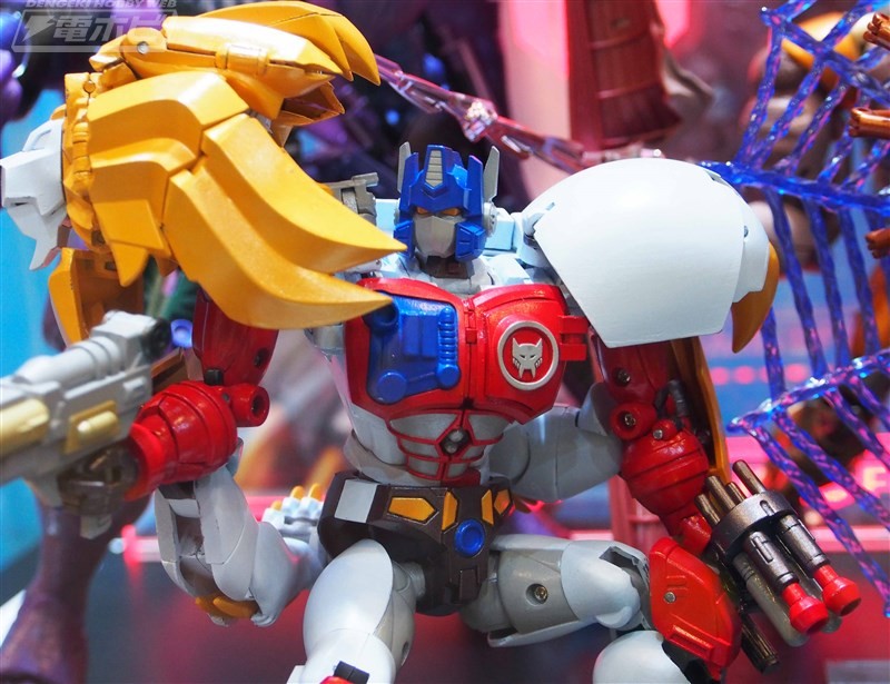 Transformers News: Tokyo Wonderfest Images of Transformers Masterpeice MP48 Lio Convoy With Weapons Drawn
