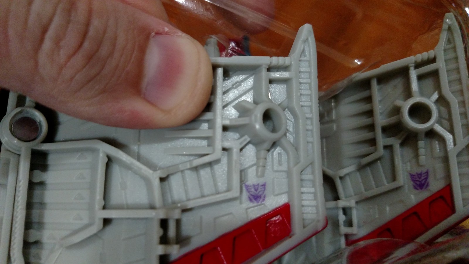 Transformers News: Apparent Running Change of Transformers Siege Starscream Movie Decepticon Insignia to G1 Insignia Transformers News: Apparent Running Change of Transformers Siege Starscream Movie Decepticon Insignia to G1 Insignia