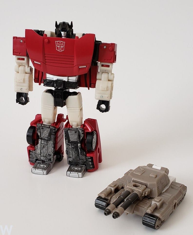Transformers News: Cool Images of Compatibility between Transformers Cyberverse Armour and Siege Figures