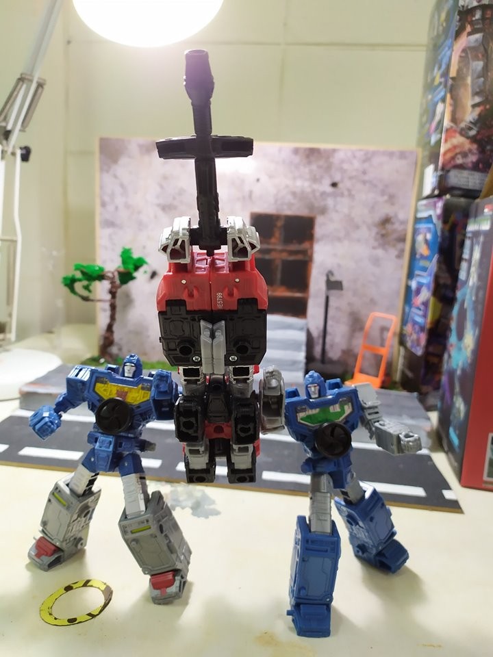 Transformers News: New Transformers War for Cybertron Siege Refraktor Reconnaissance Team In Hand Images Transformers News: New Transformers War for Cybertron Siege Refraktor Reconnaissance Team In Hand Images