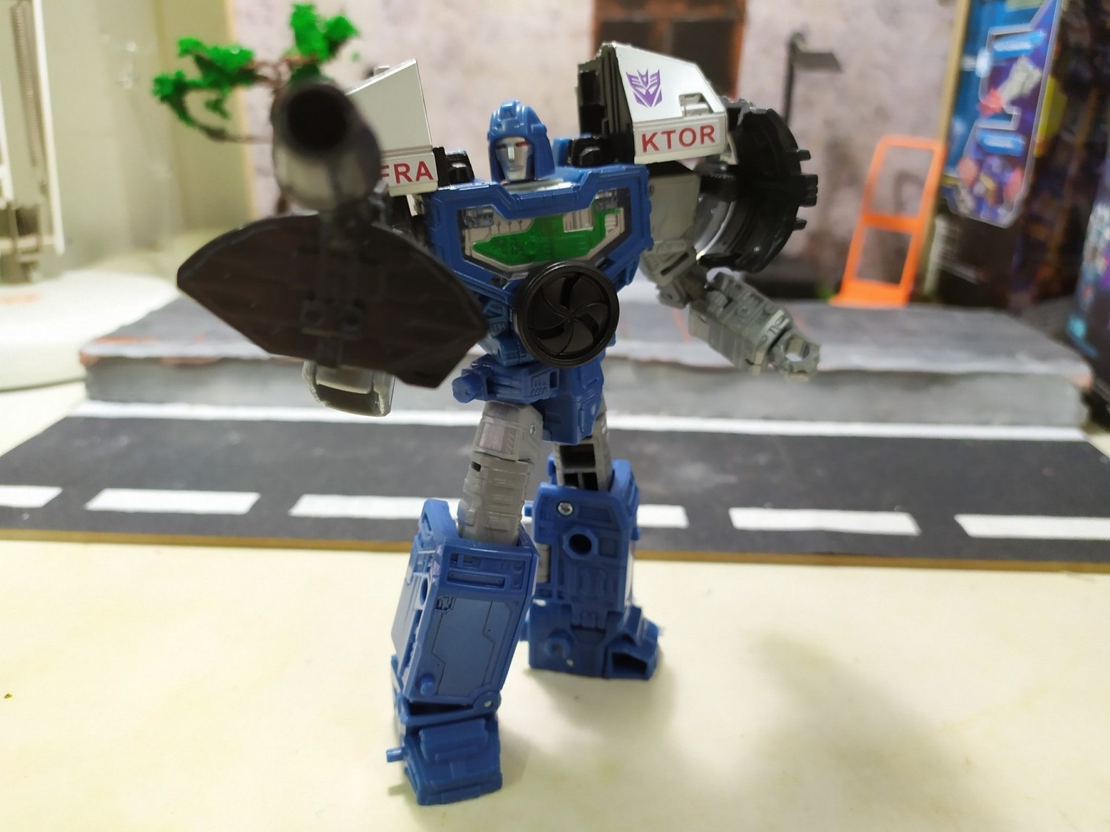 Transformers News: New Transformers War for Cybertron Siege Refraktor Reconnaissance Team In Hand Images Transformers News: New Transformers War for Cybertron Siege Refraktor Reconnaissance Team In Hand Images