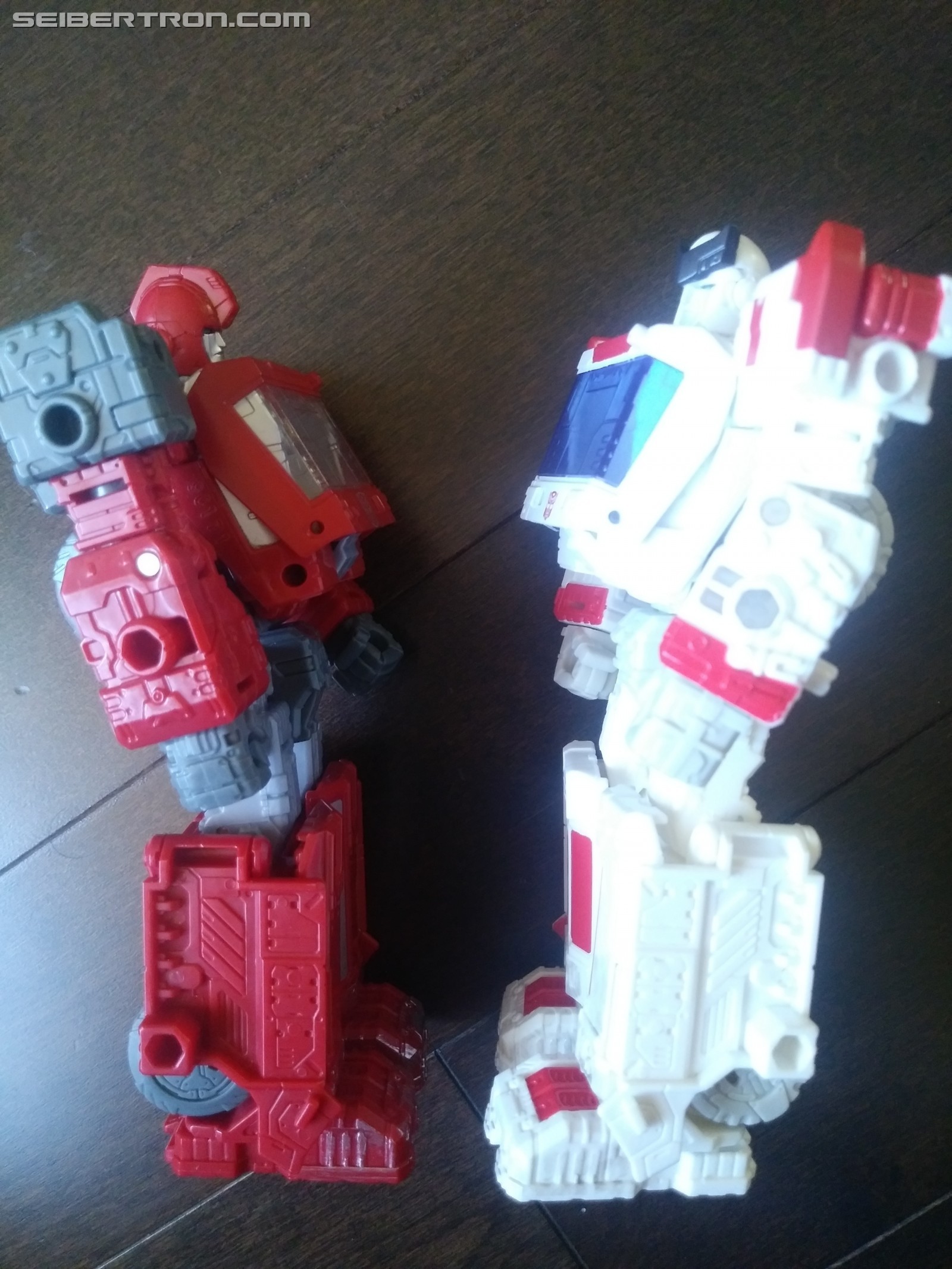 Transformers News: Images Showing Just How Different Siege Ratchet is from Ironhide and New Sculpted Detail Transformers News: Images Showing Just How Different Siege Ratchet is from Ironhide and New Sculpted Detail