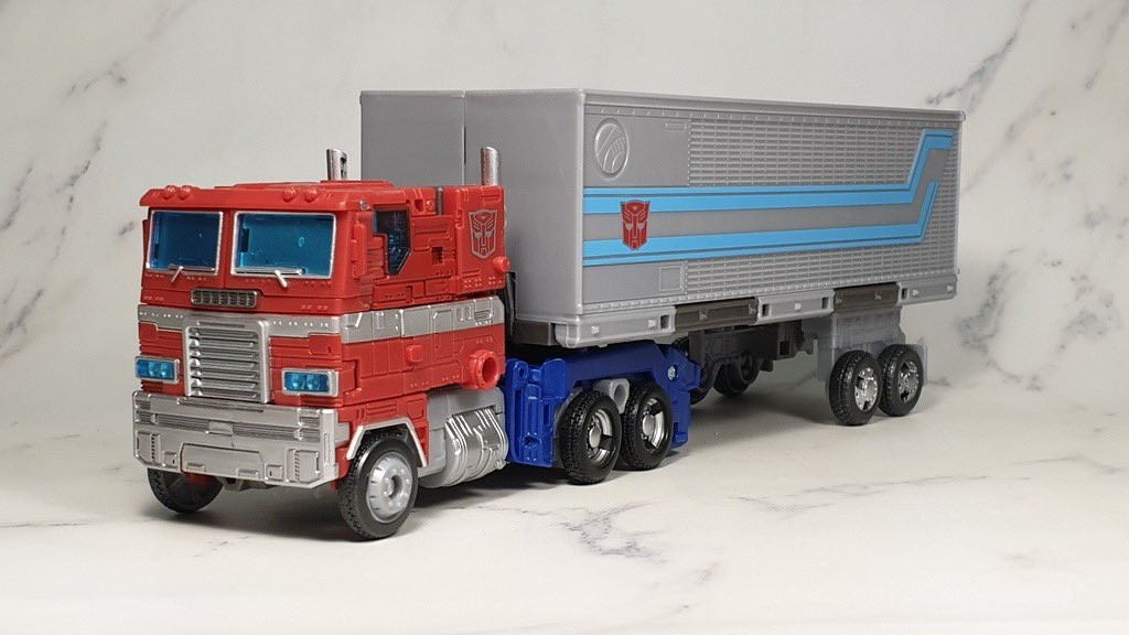 Transformers News: New In Hand Images of Transformers War for Cybertron Trilogy Earthrise Leader Class Optimus Prime