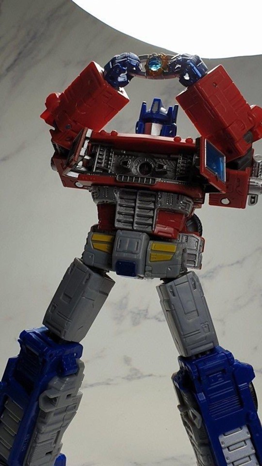 Transformers News: New In Hand Images of Transformers War for Cybertron Trilogy Earthrise Leader Class Optimus Prime
