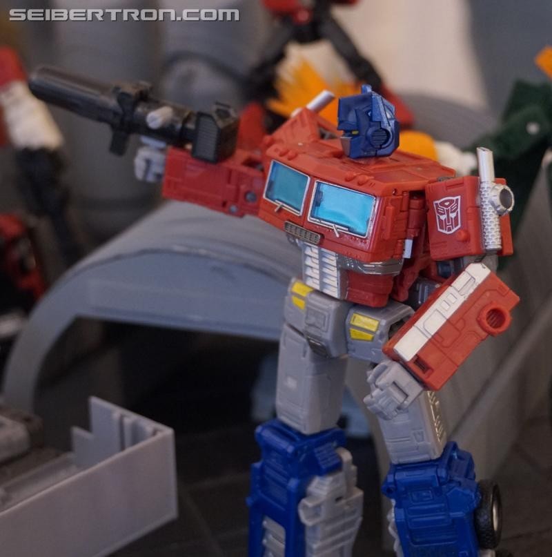 Transformers News: New In Hand Images of Transformers War for Cybertron Trilogy Earthrise Leader Class Optimus Prime