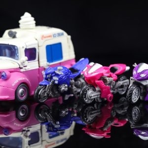Transformers News: New Images of Transformers Studio Series 52 Arcee, Elita 1, Chromia Three Pack
