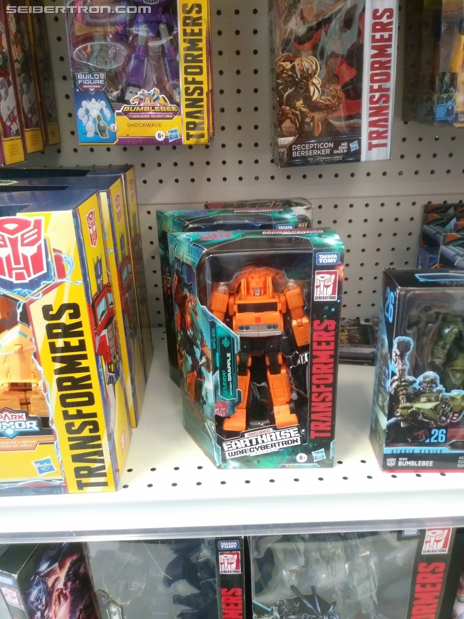 Transformers News: Earthrise Battle Masters, Micromasters and Voyagers found at Canadian Retail