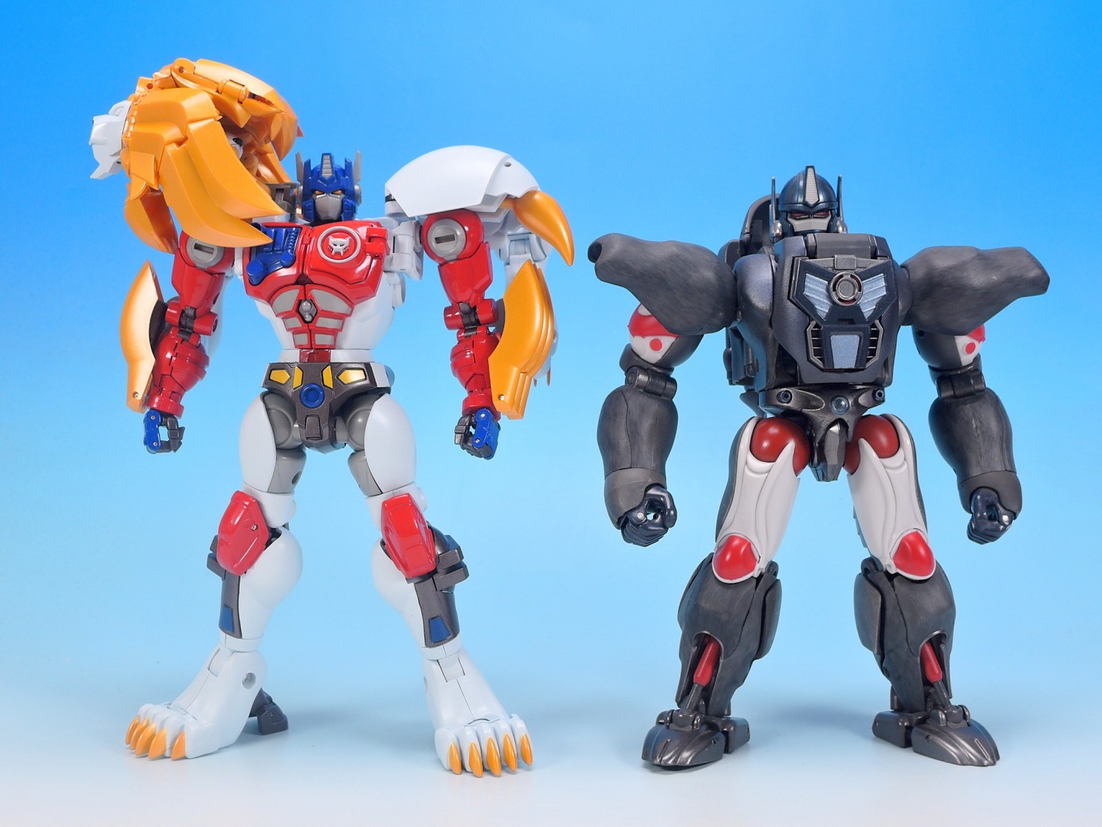 Transformers News: More In-Hand Images of MP 48 Lio Convoy