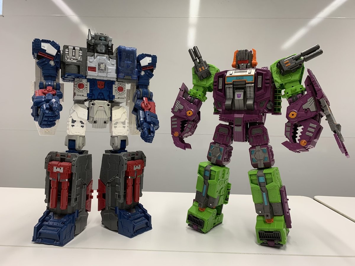 Transformers News: In Hand Images of Earthrise Scorponok with Height Comparisons