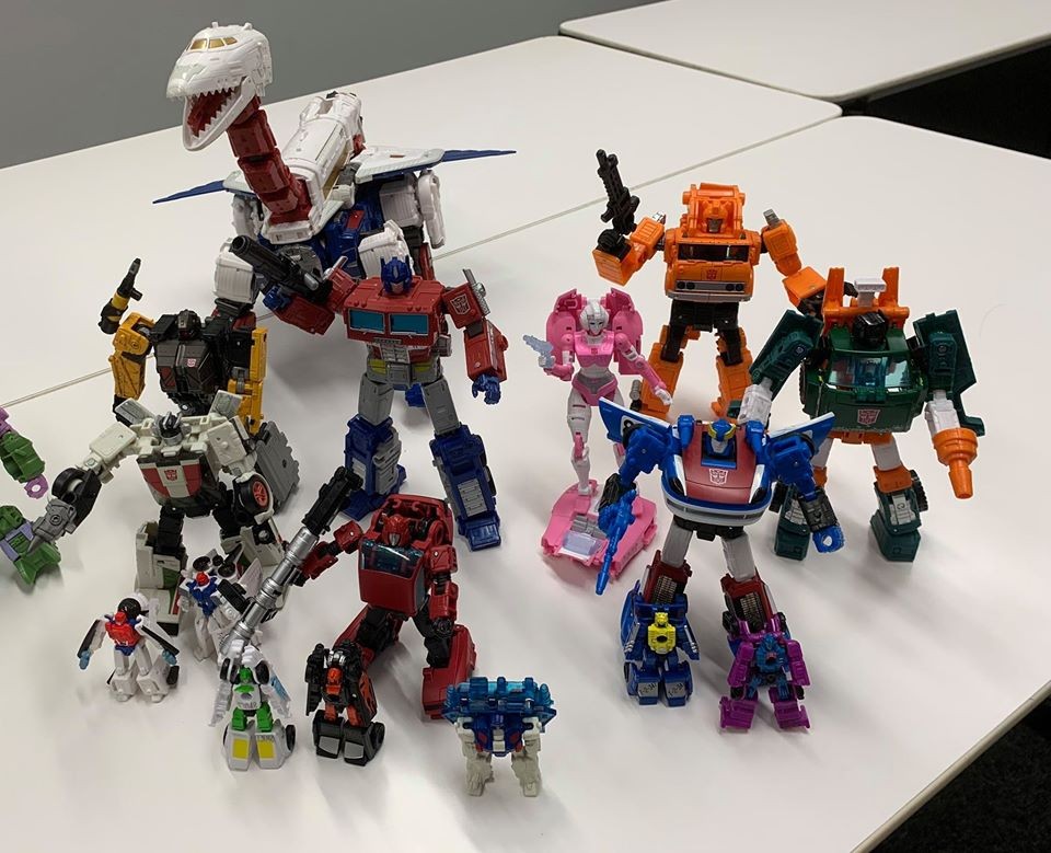Transformers News: In Hand Images of Earthrise Scorponok with Height Comparisons