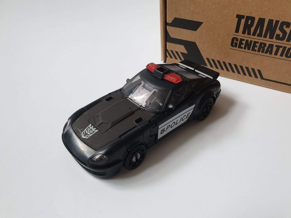 Transformers News: In-Hand Pictures of NETFLIX Transformers War for Cybertron Barricade