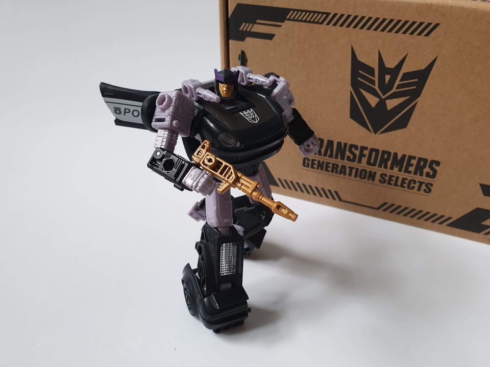 Transformers News: In-Hand Pictures of NETFLIX Transformers War for Cybertron Barricade